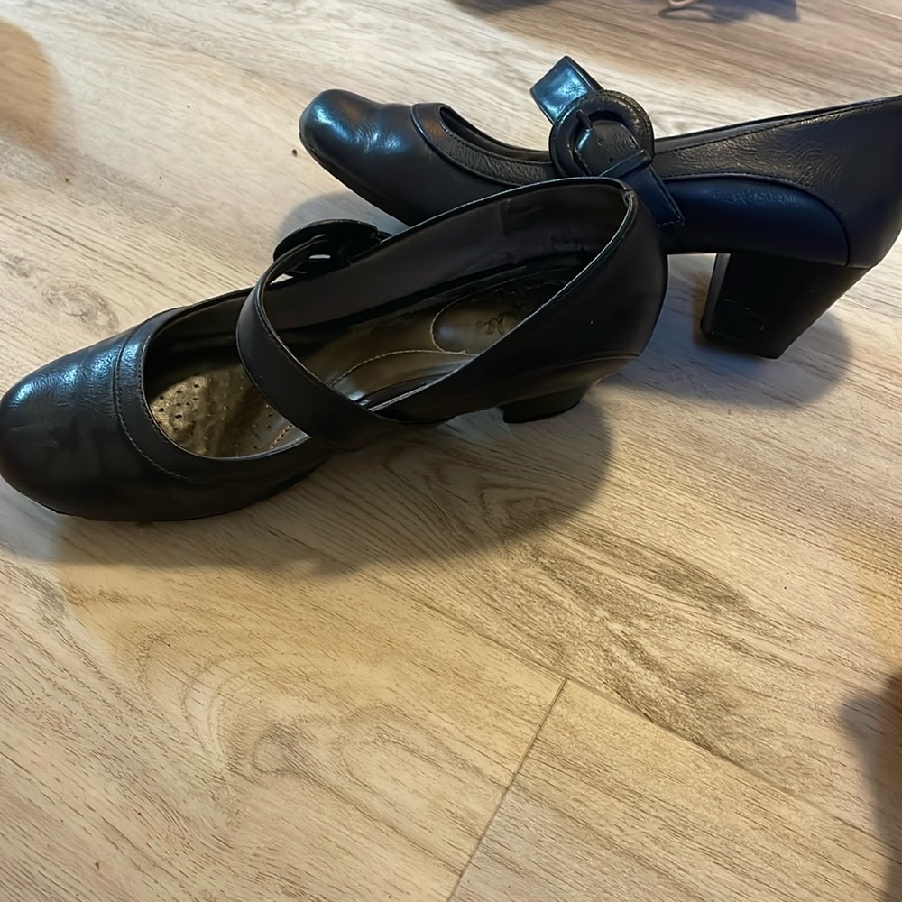 Navy heels life stride